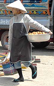 A Market Woman in Pakse by Asienreisender